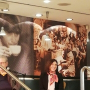 Manuela Furnari presentazione Razmataz Milano Feltrinelli 2019 Manuela Furnari presentazione Razmataz Milano Feltrinelli 2019Razmataz Paolo Conte Manuela Furnari con Vincenzo Mollica Razmataz Milano Feltrinelli